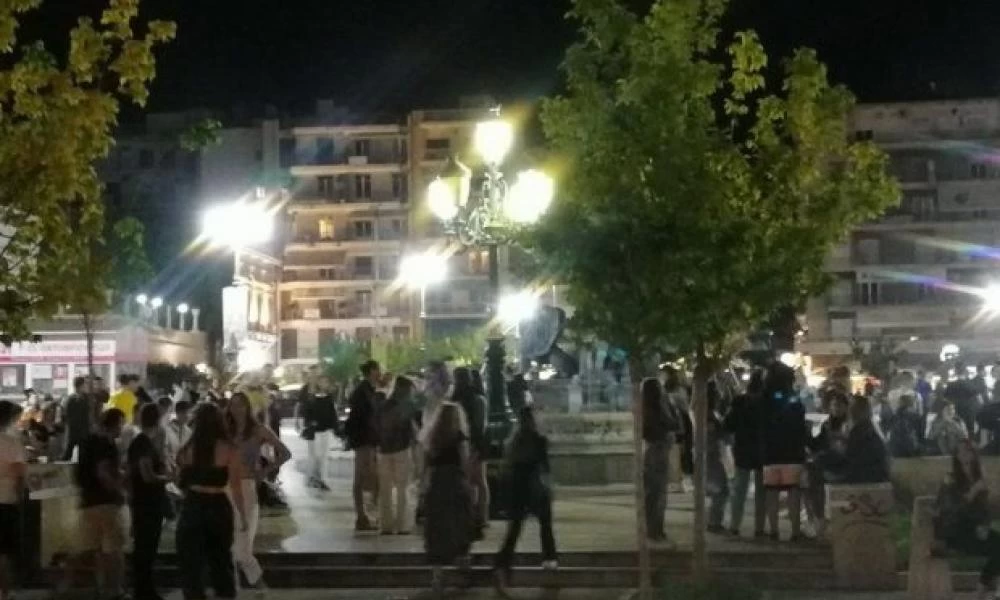 "Υπεράνω" κορονοϊού σε Πάτρα και Άργος: Συνωστισμός σαν να μην τρέχει τίποτα